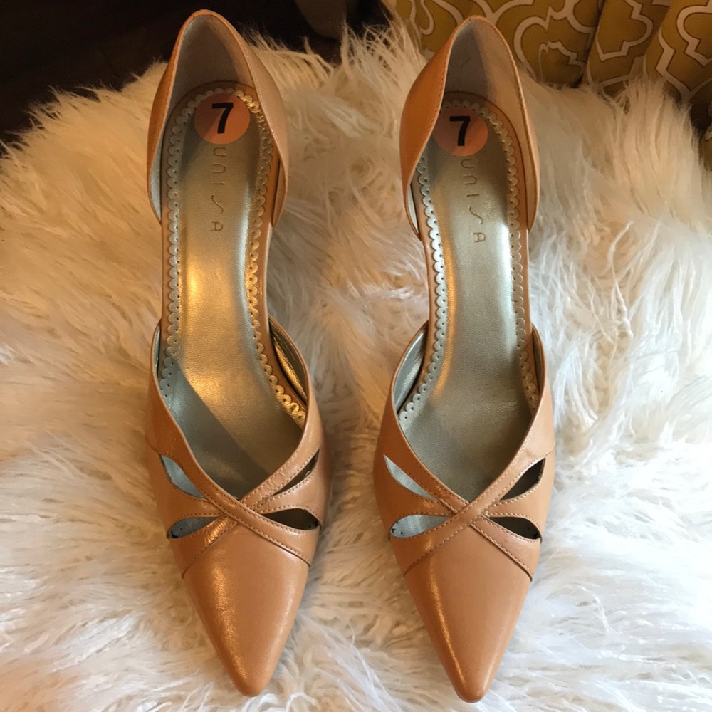 Unisa tan pumps